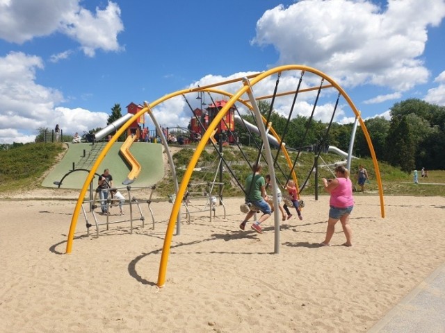 W parku na Zdrowiu od 2016 r. dzięki budżetowi obywatelskiemu przybywa elementów do rekreacji. To świetne miejsce do zabawy.