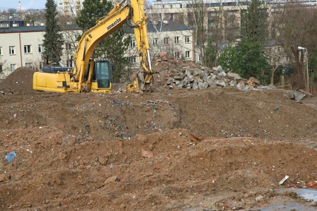 Po dawnym szpitaliku dziecięcym przy ulicy Langiewicza zostało jeszcze bardzo dużo gruzu. Wykonawca nie zakończył prac rozbiórkowych i porządkowych w terminie. 

Zobacz zdjęcia