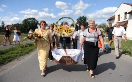 Na czele korowodu dożynkowego szli Poligrodzianie. Fot. S. Seidler