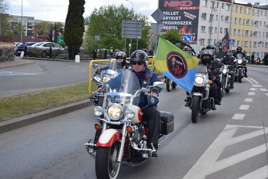 Parada motocykli ulicami Miastka. Ponad 600 maszyn przyjechało na rozpoczęcie sezonu motocyklowego (WIDEO, FOTO)