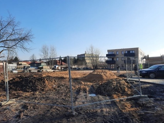 Obecnie przygotowywany jest teren pod budowę kolejnych dwóch bloków przy ulicy Promyka, pierwszy już stoi (w głębi).