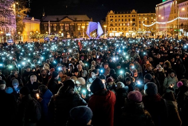 Poruszeni śmiercią Pawła Adamowicza poznaniacy tłumnie zebrali się w na placu Wolności w poniedziałek.