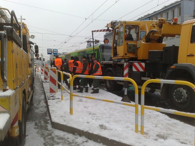 Młoda osoba wpadła wprost pod wyjeżdżający z zajezdni tramwaju ...