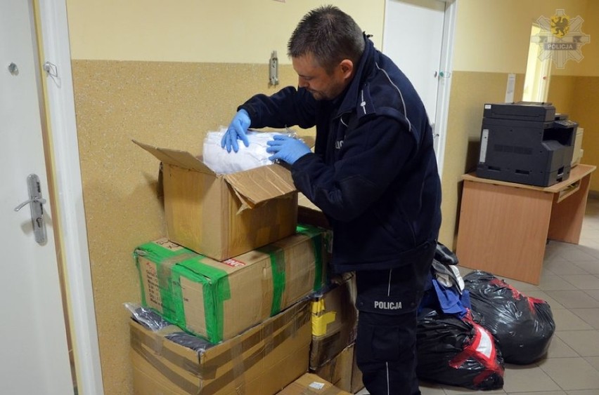 Gdańsk. Policjanci zabezpieczyli 350 sztuk podrobionej odzieży