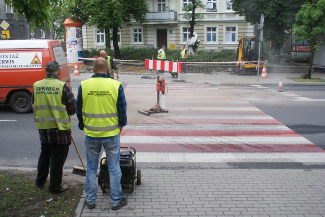 Montują doświetlacze i markery na ulicy Górnośląskiej w Kaliszu