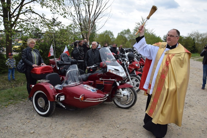 Ksiądz proboszcz Radosław Suchorab święci motocykle