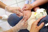 Szczepienia obowiązkowe - coraz więcej ludzi odmawia wykonywania szczepień obowiązkowych dzieci