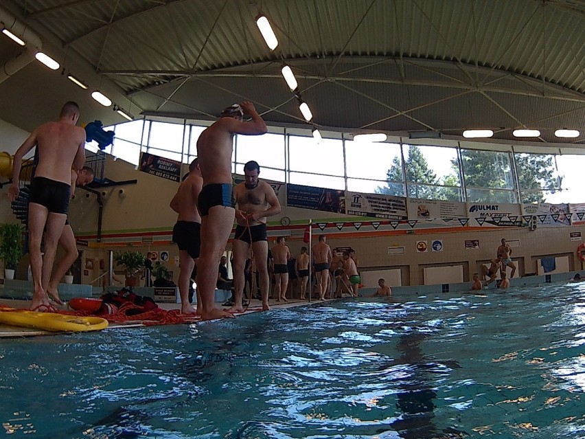 Konińscy strażacy ćwiczyli na basenie