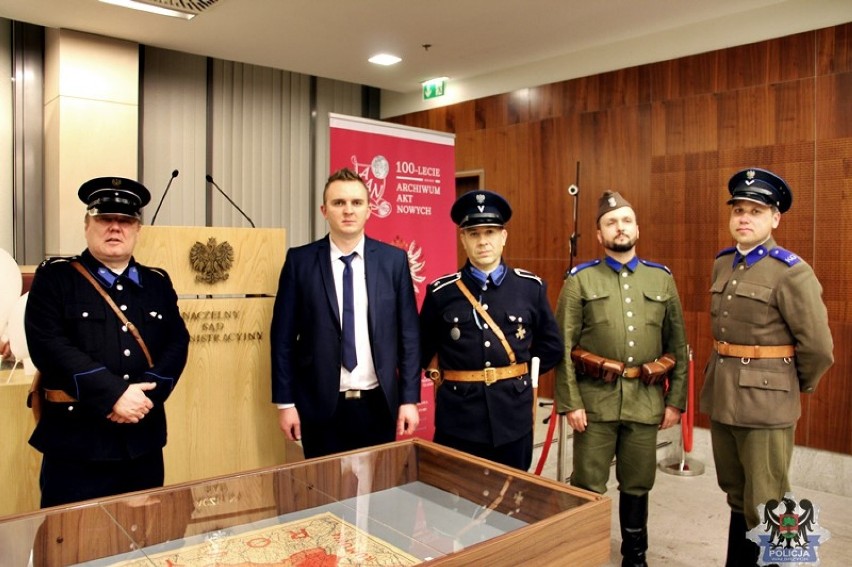 Wałbrzyski policjant w Warszawie podczas Międzynarodowej Nocy Muzeów zaprezentował broń historyczną i współczesną
