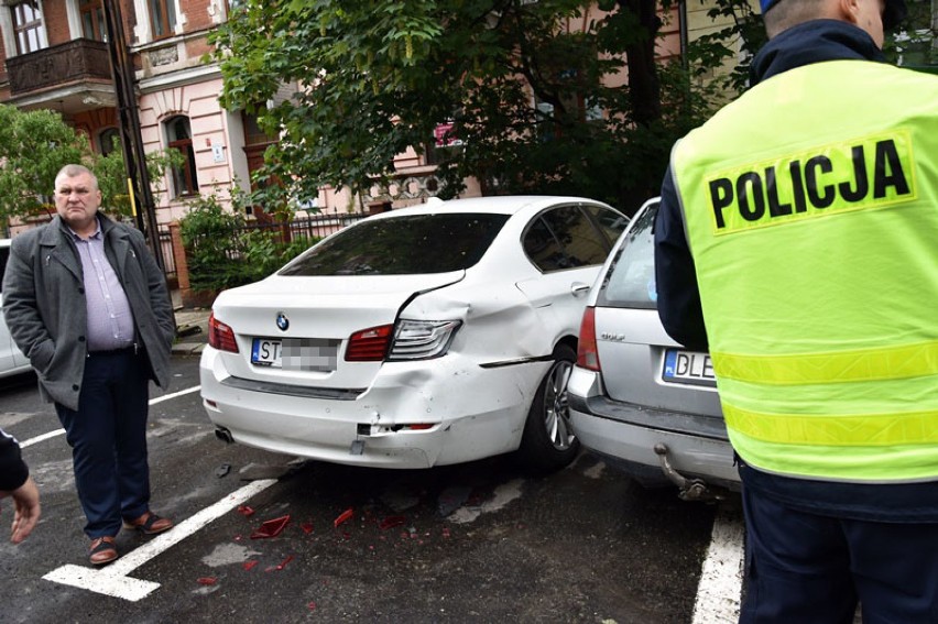Wypadek na ulicy Okrzei w Legnicy,zderzyły się trzy auta [ZDJĘCIA]