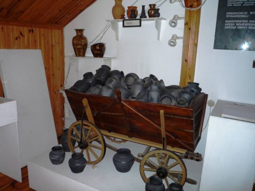 Pawłów od wieków związany jest z garncarstwem. Pawłowskie wyroby znane są w całej Polsce. Zobacz zdjęcia