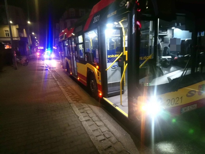 Wrocław. Autobus zderzył się ze skodą, w drugim wybuchł pożar! [ZDJĘCIA]