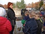 Uczniowie przy pomniku Złotnickich na cmentarzu