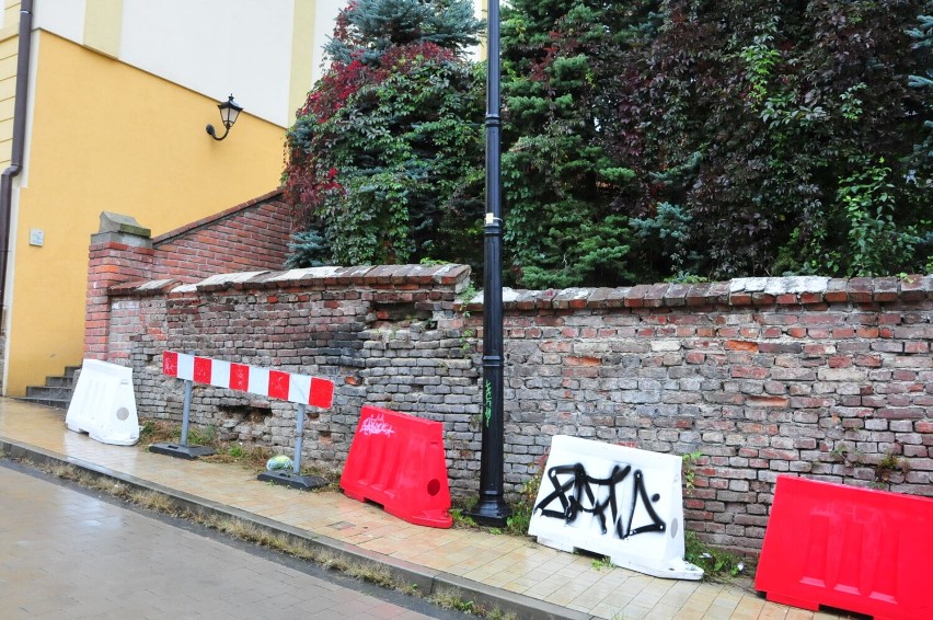 Remont zabytkowego muru przy ul. Fortecznej w Krośnie odsunięty w czasie. Podjęcie prac budowlanych groziło katastrofą