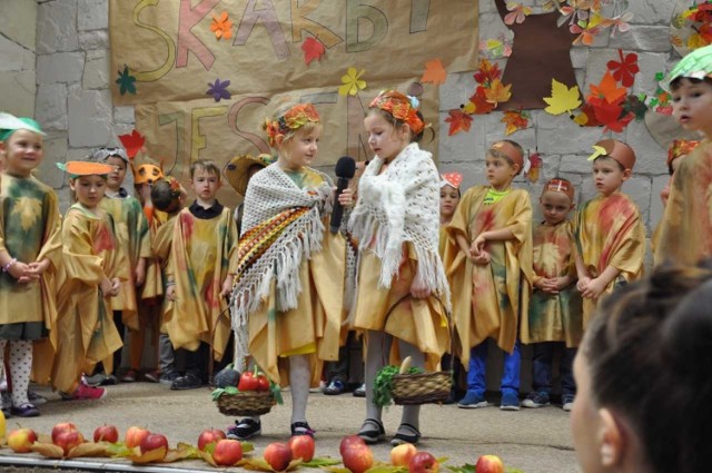 Tak wyglądały występy "Skarby Jesieni" w wykonaniu dzieci z oddziału przedszkolnego 0A z Publicznej Szkoły Podstawowej numer 34 w Radomiu.