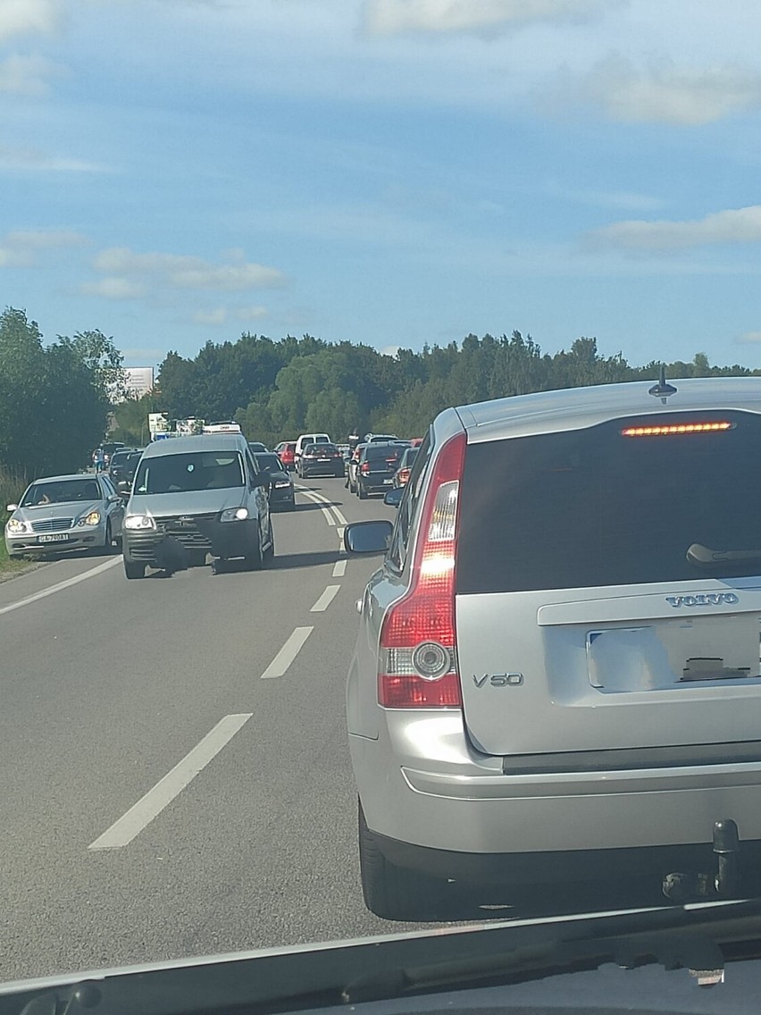 Wypadek koło Gnieżdżewa. Dachował Peugeot z mieszkankami Władysławowa. 88-letnią pasażerkę trzeba było odwieźć do szpitala | ZDJĘCIA