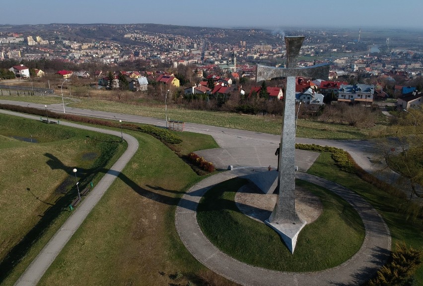 Od blisko 18 lat na Zniesieniu w Przemyślu stoi monument,...