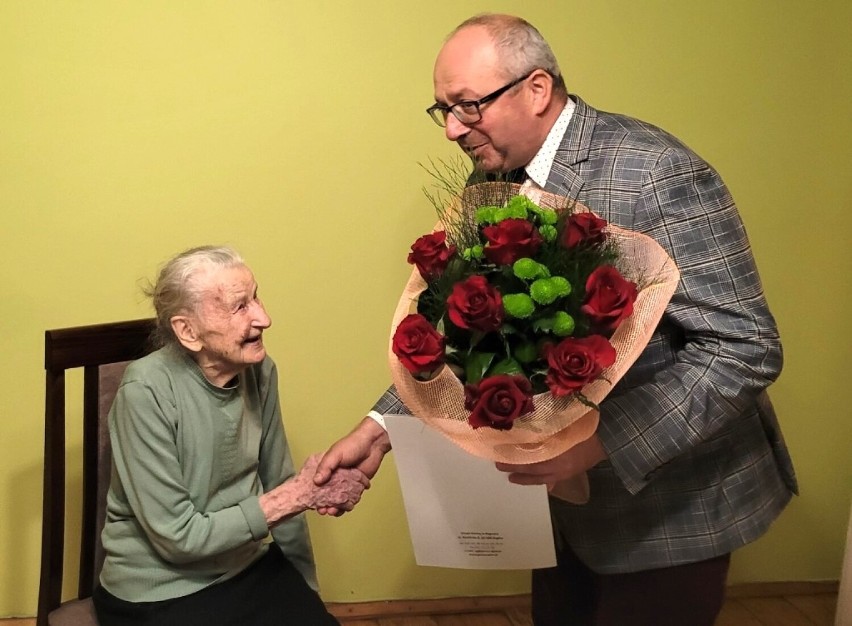Najstarsza mieszkanka powiatu konińskiego skończyła 106 lat! Pani Regina doczekała się 13 prawnucząt 
