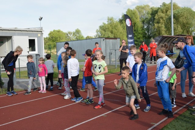 Dzieci pokonały dystans 400 metrów (jedno okrążenie stadionu). Na mecie zostali nagrodzeni medalami i upominkami