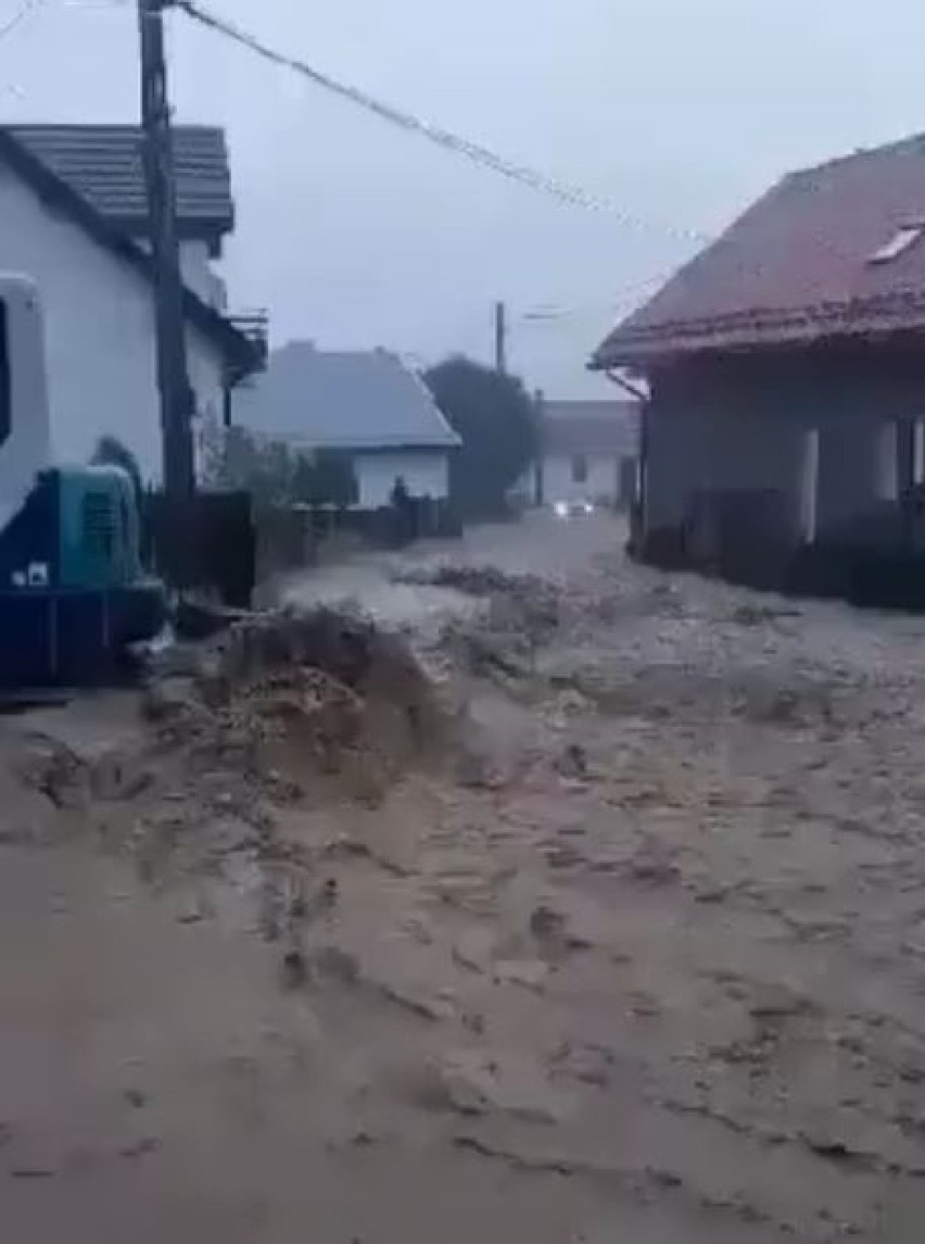 Gmina Łącko. Po gwałtownej ulewie ulicami wielu wsi płyną rwące rzeki. Ogrom zniszczeń po gwałtownej powodzi [ZDJĘCIA] 