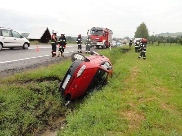 Dachowanie fiata w Bilsku. Potrącenie dziecka w Nowym Sączu [ZDJĘCIA]