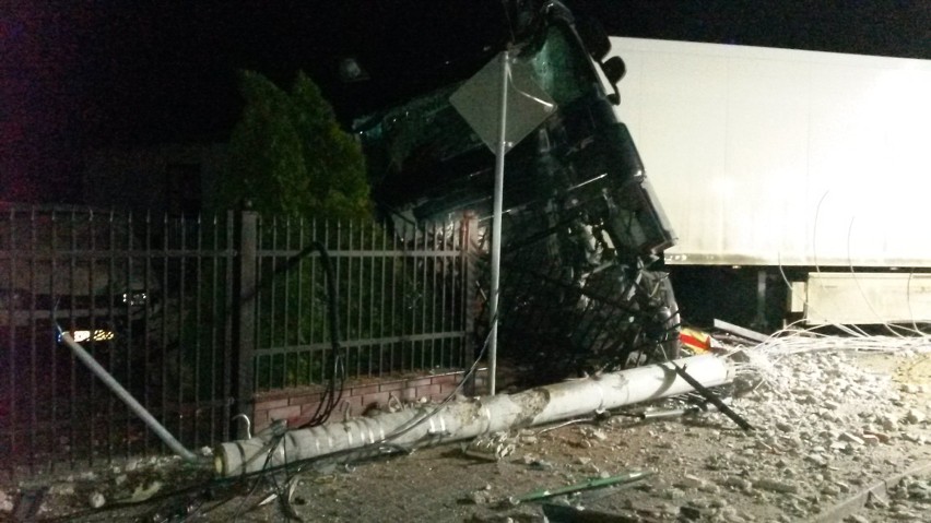 Wypadek w Koźminku. Ciężarówka wjechała w posesję