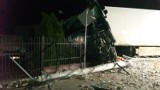Wypadek w Koźminku. Ciężarówka wjechała w posesję [ZDJĘCIA]