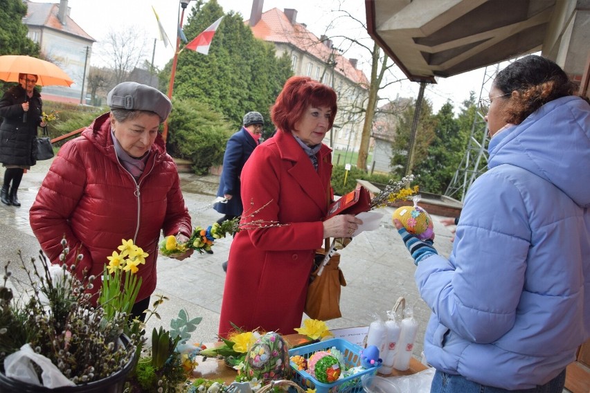 Kiermasz Wielkanocny w Zduńskiej Woli-Karsznicach. Miał także charytatywny wymiar. Wsparcie dla szkoły i chorej Natalki ZDJĘCIA