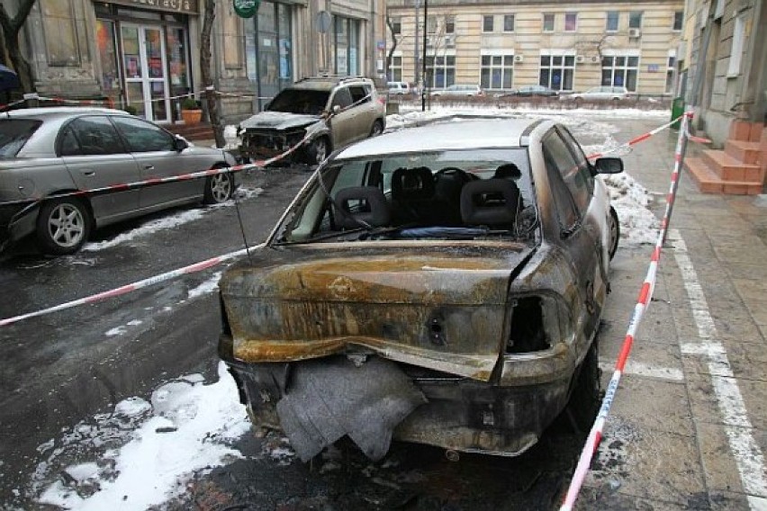 W sobotę w nocy w Śródmieściu spłonęło siedem samochodó