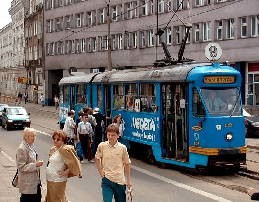 Tramwaj 102Na na przystanku plac Wiosny Ludów. Po lewej...