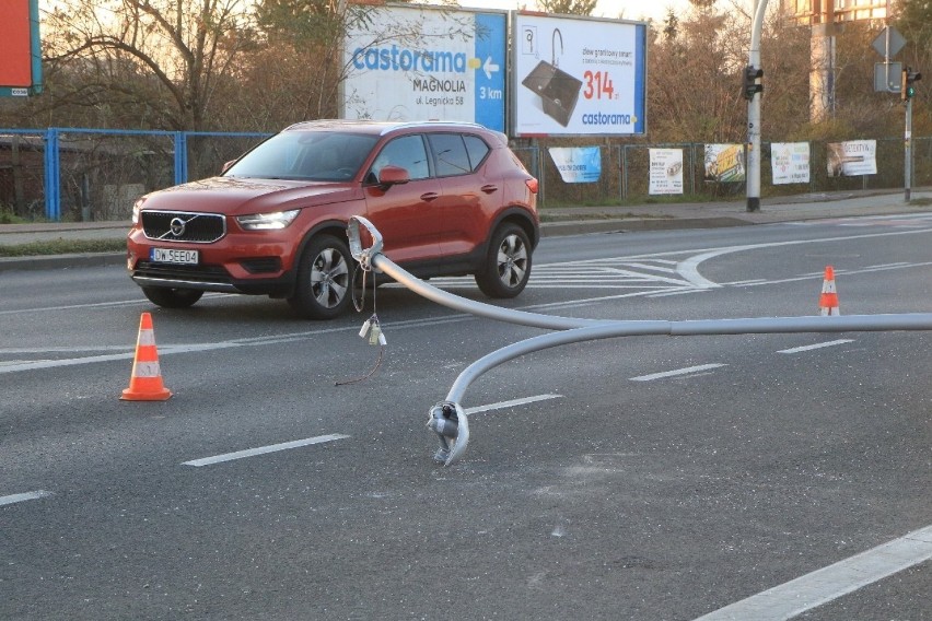  Latarnia runęła na skrzyżowanie na Kozanowie [KORKI, UTRUDNIENIA]