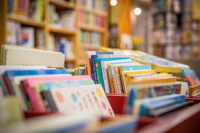 Opisywana księgarnia z podręcznikami w Toruniu w pierwszym roku pandemii miała 36-procentowy spadek sprzedaży. Nauka zdalna silnie odbiła się na wynikach finansowych tej branży.