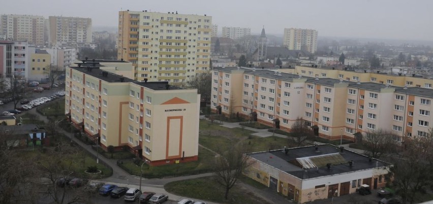 Widok na bloki przy Konopnickiej i Zapolskiej. Z tyłu...