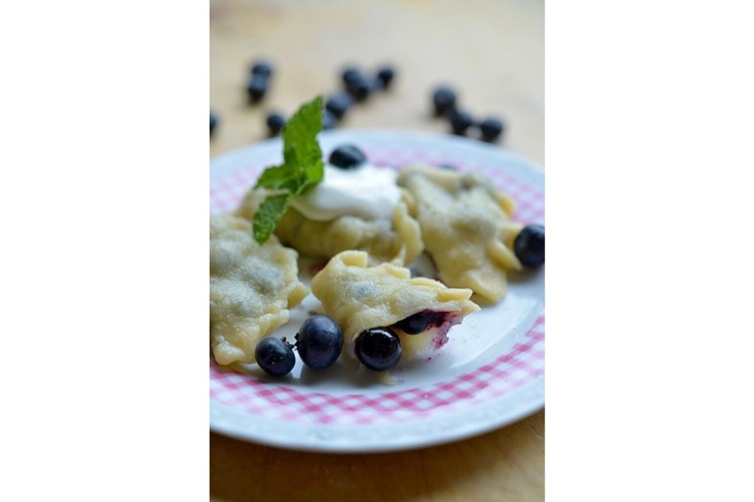 Pierogi tradycyjnie podawane są z dodatkiem kwaśnej śmietany...