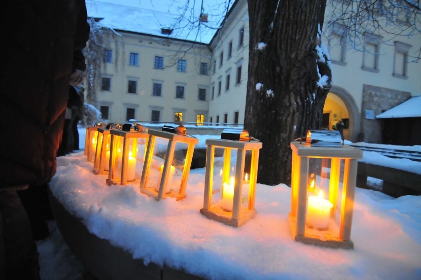 Harcerze podzielili się Betlejemskim Światłem Pokoju z mieszkańcami Krakowa 
