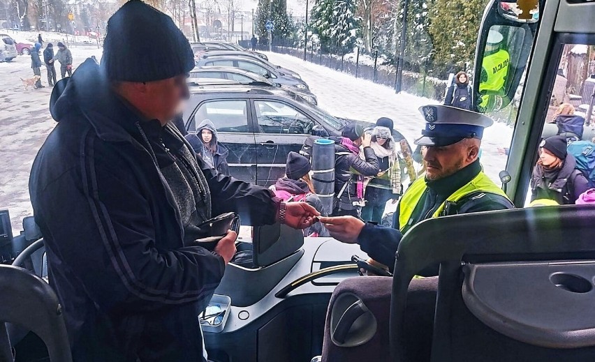 Policjanci kontrolują autokary. Bezpieczne ferie. ZDJĘCIA