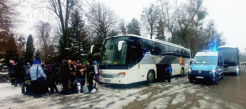 Policjanci kontrolują autokary. Bezpieczne ferie. ZDJĘCIA