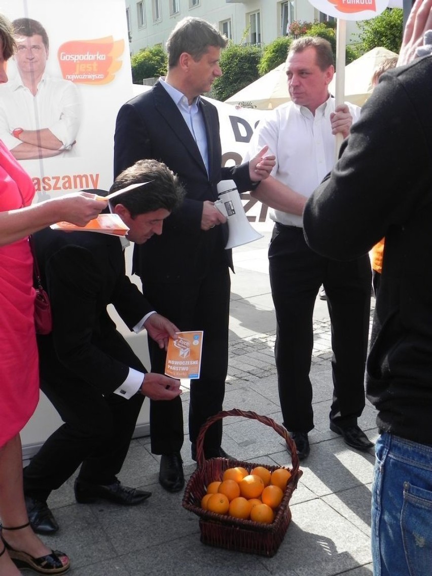 Pomarańcze też były dla uczestników spotkania z politykiem....