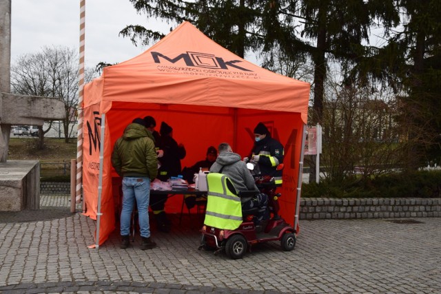 W tym punkcie w ciągu jednej godziny strażacy rozdali prawie trzy tysiące maseczek. Szło bardzo sprawnie.