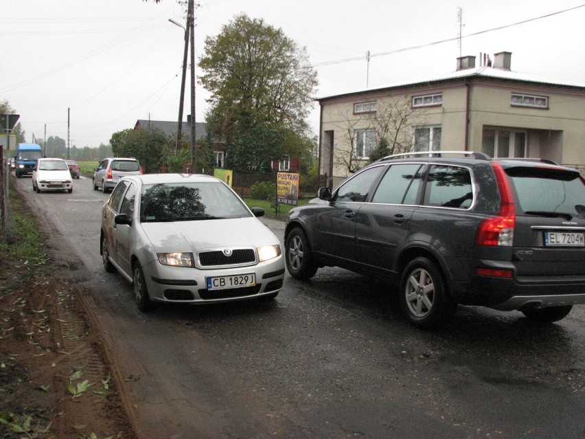 Kierowcy narzekają, że jezdnia w Felicjanowie jest zbyt...