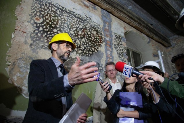 To prawdziwa architektoniczna perła! W czasie trwających właśnie prac w zabytkowym gmachu Muzeum Okręgowego im. Leona Wyczółkowskiego przy ul. Gdańskiej 4 w Bydgoszczy, w najstarszej, pochodzącej z 1615 roku, części gmachu, w której dawniej znajdował się klasztorny refektarz, odkryto malowidła ścienne. Jedno z nich - największe i najlepiej zachowane - przedstawia "Ostatnią Wieczerzę". 
-&nbsp;Trop wskazała nam Joanna Kucharzewska z UMK - mówi Lesław Cześnik, kierownik działu konserwacji muzealiów Muzeum Okręgowego. - Wstępnie zakładamy, że malowidła, zresztą całkiem dobrej klasy, pochodzą z 1616 lub z 1618 roku i zostały wykonane w technice tłustej tempery. To wyjątkowe odkrycie - nie codziennie znajduje się malowidła pochodzące z początku XVII wieku, szczególnie w Bydgoszczy. Co ciekawe - nie ma o nich żadnych wzmianek w literaturze.
-&nbsp;To unikat - mówi Michał F. Woźniak, dyrektor muzeum. - Nie mamy w nowożytnych rozwiązaniach klasztornych w Polsce scen przedstawiających "Ostatnią Wieczerzę". To raczej jest typowe dla Włoch. Teraz musimy dociec, kto wykonał te malowidła. 

Specjaliści najpierw będą prowadzić prace konserwatorskie - oczyszczą malowidła z wapienia, potem je wzmocnią, uzupełnią i odtworzą. Będą też prowadzić szczegółowe badania. Na końcu oczywiście udostępnią je zwiedzającym.

Przypominamy, że zabytkowy gmach Muzeum Okręgowego zostanie również rozbudowany. Całość powinna być gotowa pod koniec 2019 roku.


Crash test na przejeździe kolejowym. Jak wygląda samochód rozjechany przez pociąg?

