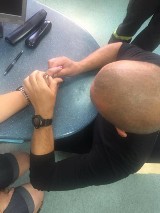 Strażacy KP PSP Puck kontra pierścionek na spuchniętym palcu. Pomogła... nitka i spryt dyżurnych | ZDJĘCIA