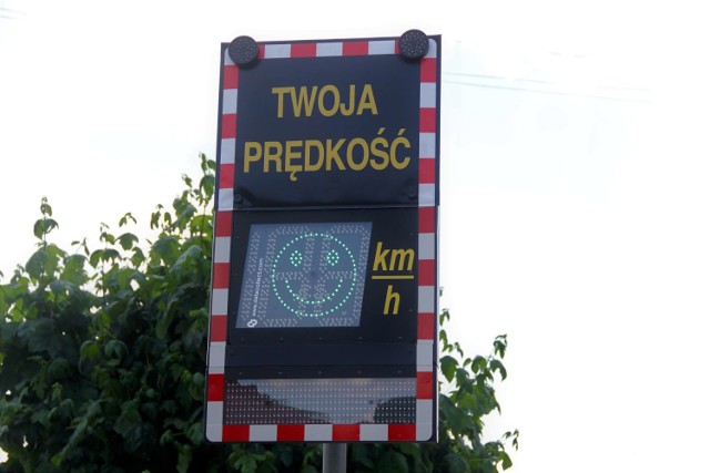 Na ulicy Kardynała Wyszyńskiego w centrum Kwilcza postawili znak z radarowym wyświetlaczem prędkości, który ma poprawić bezpieczeństwo w tym miejscu.