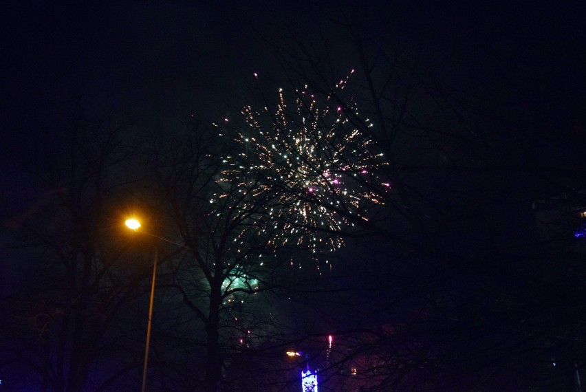 Fajerwerki w Stargardzie na powitanie Nowego Roku 2021. ZDJĘCIA z centrum miasta 