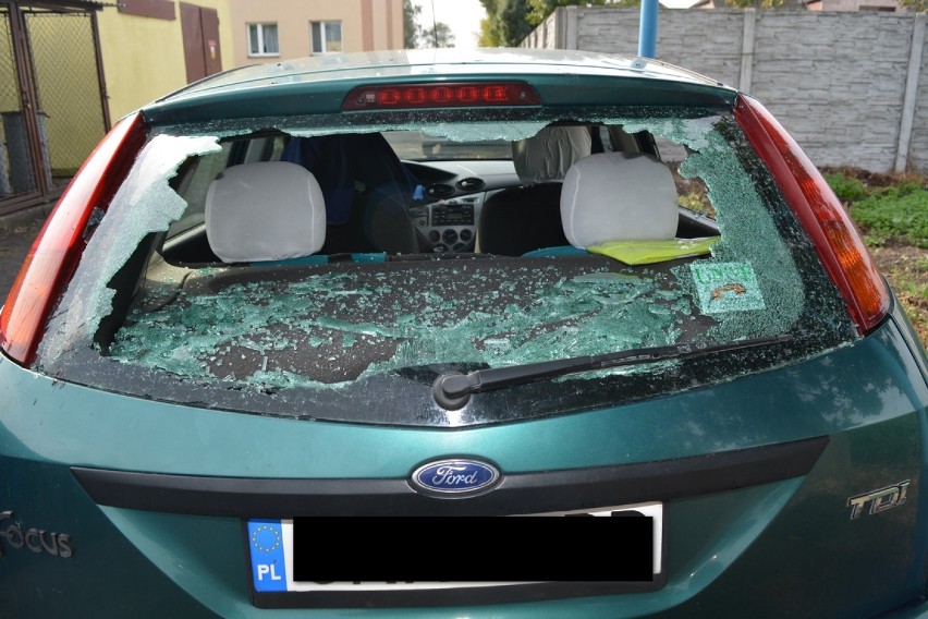 Siekierą uszkodził trzy auta oraz elewację bloku w Dobrem. Teraz odpowie przed sądem [zdjęcia]