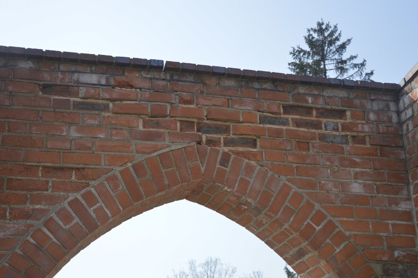 Z zabytkowego muru na Starym Mieście w Głogowie poleciały cegły. Przejście zamknięte dla pieszych