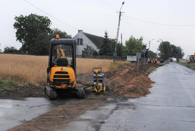 Ekipy drogowców, m.in z Zakładu Usług Komunalnych budują ścieżkę rowerową z Nekli do Kotomierza. Jedną z ekip spotkaliśmy w Pyszczynie. Wójt Dobrcza Krzysztof Szala powiedział nam, że do końca wakacji roboty zostaną zakończone. Robota wre, to zdjęcie zrobiliśmy w czasie dość ulewnego deszczu. Drugą ekipę spotkaliśmy w Nekli.