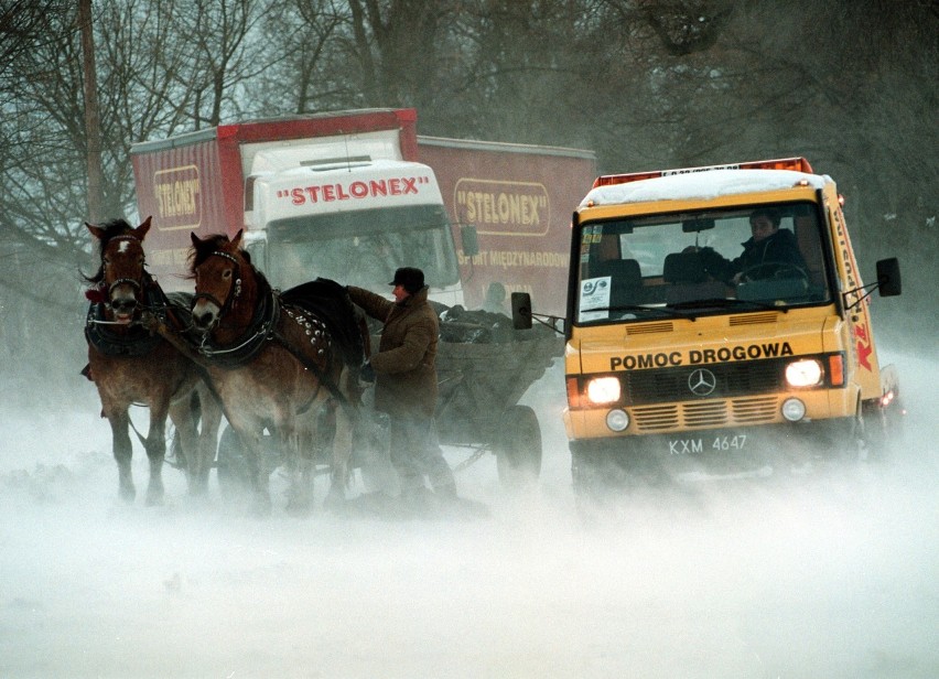 Chełm Śląski, 2 stycznia 2002. Tiry utknęły w zaspie