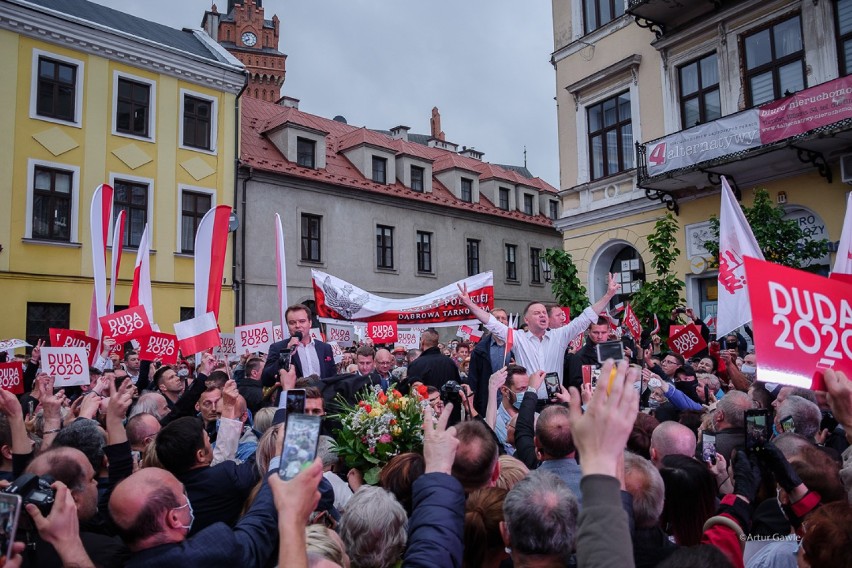 Wybory 2020 Tarnów. Prezydent Andrzej Duda spotkał się ze swoimi wyborcami. Atmosferę podgrzewała manifestacja LGBT [ZDJĘCIA]