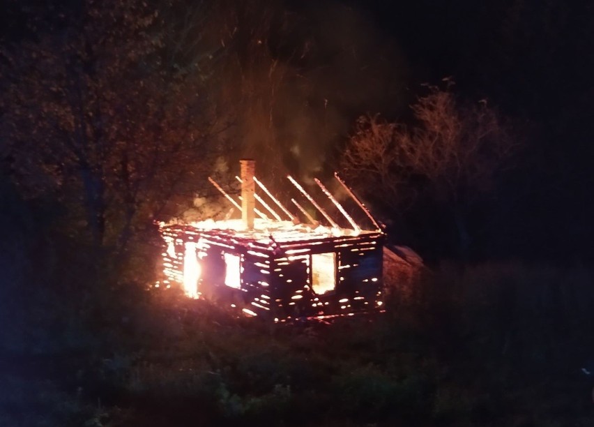 W nocy w Hucie Brzuskiej w powiecie przemyskim spalił się drewniany dom. W akcji OSP Bircza, OSP Sufczyna i PSP Przemyśl [ZDJĘCIA]